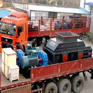 大型鵝卵石破碎機設備發貨 兩臺破碎機發往新疆