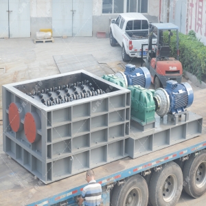 大型強力分級雙齒輥破碎機發(fā)貨圖片_發(fā)往山東_破碎煤炭