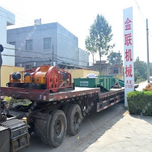 兩臺(tái)小型對(duì)輥破碎機(jī)和直線(xiàn)篩發(fā)貨圖片_發(fā)往江蘇南通_處理硅石