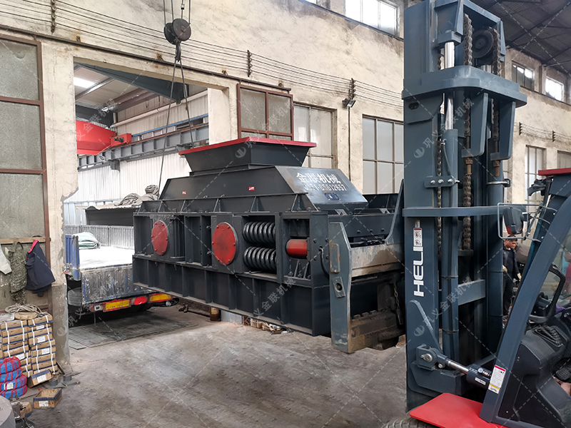 大型半自動(dòng)液壓對(duì)輥制砂機(jī)發(fā)貨 發(fā)往內(nèi)蒙古 大型半自動(dòng)液壓對(duì)輥制砂機(jī)發(fā)貨 發(fā)往內(nèi)蒙古