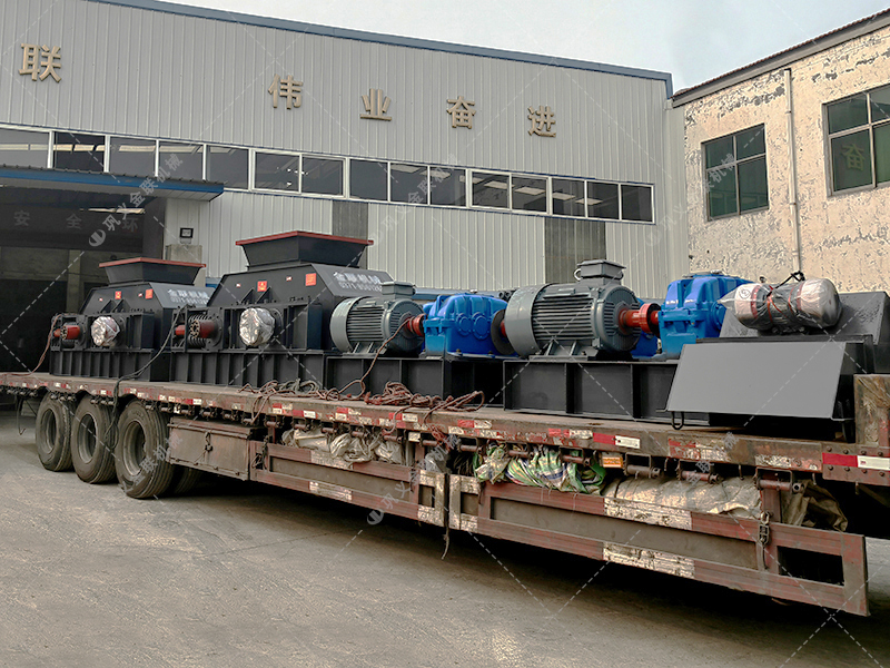 兩臺(tái)大型對(duì)輥制砂機(jī)設(shè)備發(fā)貨圖片