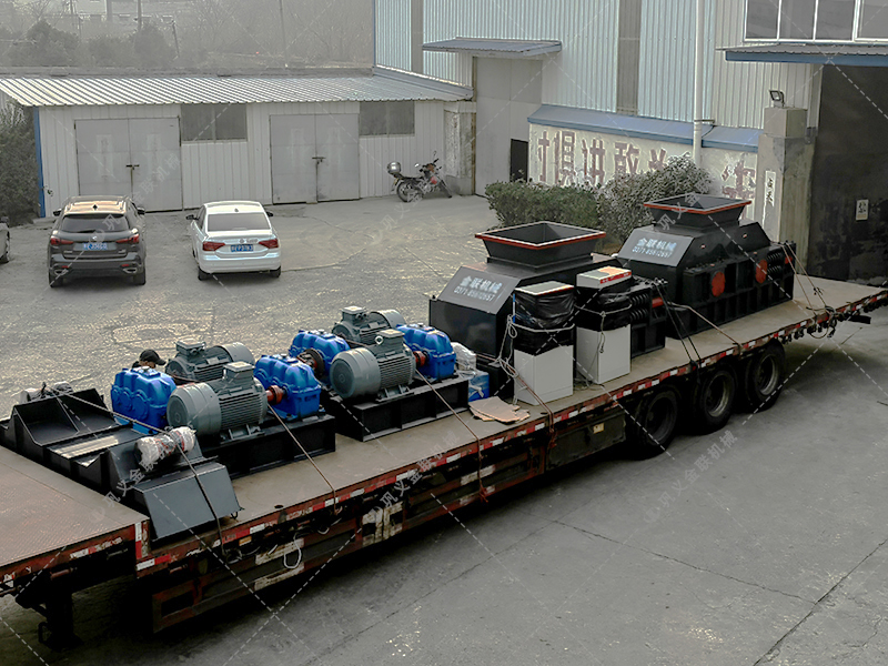 兩臺(tái)大型對(duì)輥制砂機(jī)設(shè)備發(fā)貨圖片