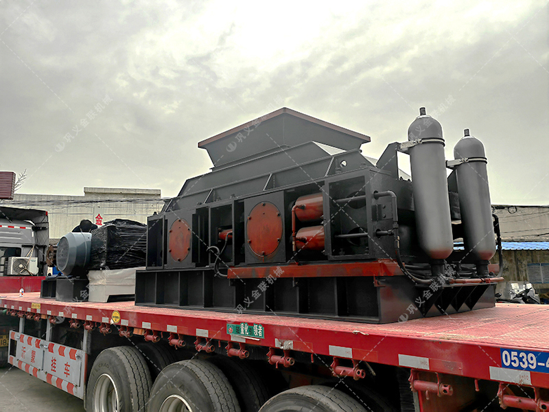 1500x800大型液壓對(duì)輥破碎制砂機(jī)發(fā)貨圖片