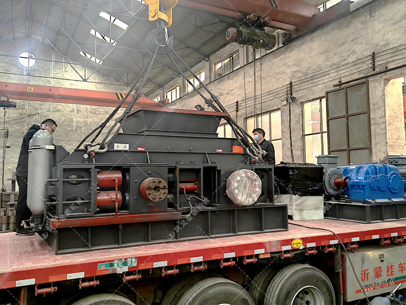 1500x800大型液壓對(duì)輥破碎制砂機(jī)發(fā)貨圖片