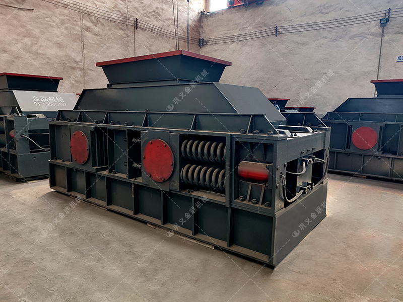 中大型半自動對輥破碎機(jī)發(fā)往河南洛陽處理河卵石