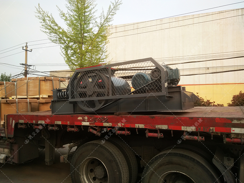 小型對(duì)輥機(jī)和雙齒輥發(fā)貨圖片_發(fā)往河南登封_破碎保溫陶瓷