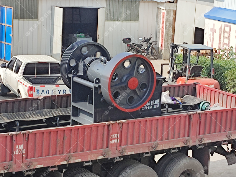 小型對輥機和顎破機發貨圖片_發往山東招遠_破碎青石