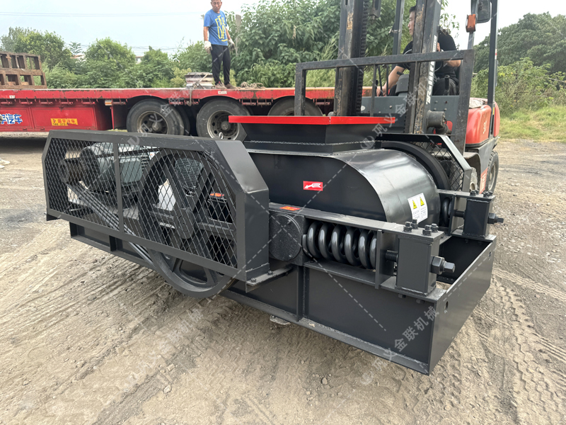 建筑垃圾回收難？雙齒輥破碎機為何能輕松“消化”不規則物料？