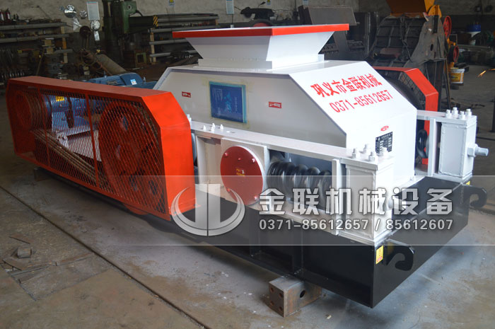 雙輥破碎機(jī)生產(chǎn)時(shí)的注意事項(xiàng)